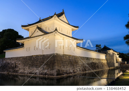 京都二條城東南角的角樓被燈光照亮。 京都二條城東南角的角樓被燈光照亮。 138468452