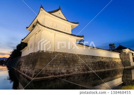京都二條城東南角的角樓被燈光照亮。 京都二條城東南角的角樓被燈光照亮。 138468455