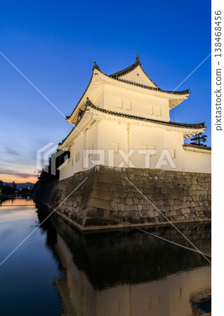 京都二條城東南角的角樓被燈光照亮。 京都二條城東南角的角樓被燈光照亮。 138468456