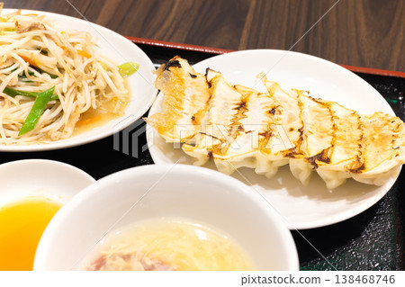美味的炒豆芽和餃子 138468746