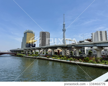 夏季從首都高速公路下方看到的隅田公園和隅田川 夏季從首都高速公路下方看到的隅田公園和隅田川 138468776
