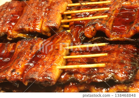 大阪黑門市集販售的美味烤鰻魚 大阪黑門市集販售的美味烤鰻魚 138468848