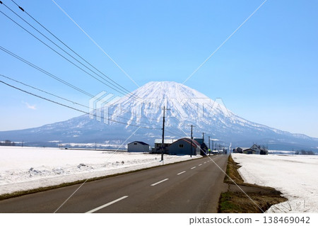 四月初，從北海道尻別市俱知安町可以看到羊蹄山（又稱蝦夷富士山）和二世古安努普利（二世古山脈的一部分，滑雪勝地）。 138469042