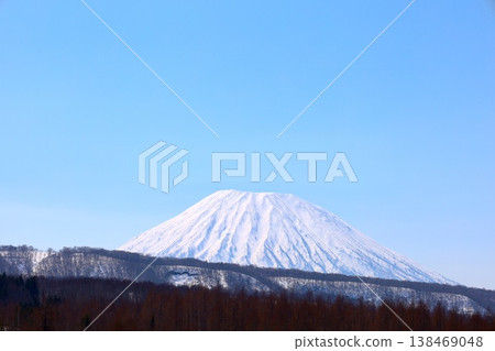 四月初，從北海道尻別市俱知安町可以看到羊蹄山（又稱蝦夷富士山）和二世古安努普利（二世古山脈的一部分，滑雪勝地）。 138469048