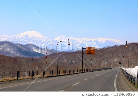 In early April, from Kutchan Town in Shiribeshi, Hokkaido, one can see Mount Yotei, also known as Ezo Fuji, and Niseko Annupuri, part of the Niseko mountain range, a mecca for skiing. In early April, from Kutchan Town in Shiribeshi, Hokkaido, one can see Mount Yotei, also known as Ezo Fuji, and Niseko Annupuri, part of the Niseko mountain range, a mecca for skiing. 138469050