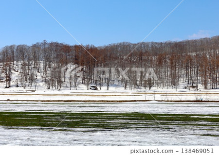 In early April, from Kutchan Town in Shiribeshi, Hokkaido, one can see Mount Yotei, also known as Ezo Fuji, and Niseko Annupuri, part of the Niseko mountain range, a mecca for skiing. 138469051