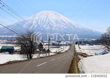 四月初，從北海道尻別市俱知安町可以看到羊蹄山（又稱蝦夷富士山）和二世古安努普利（二世古山脈的一部分，滑雪勝地）。 138469052