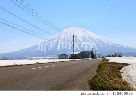 In early April, from Kutchan Town in Shiribeshi, Hokkaido, one can see Mount Yotei, also known as Ezo Fuji, and Niseko Annupuri, part of the Niseko mountain range, a mecca for skiing. In early April, from Kutchan Town in Shiribeshi, Hokkaido, one can see Mount Yotei, also known as Ezo Fuji, and Niseko Annupuri, part of the Niseko mountain range, a mecca for skiing. 138469056