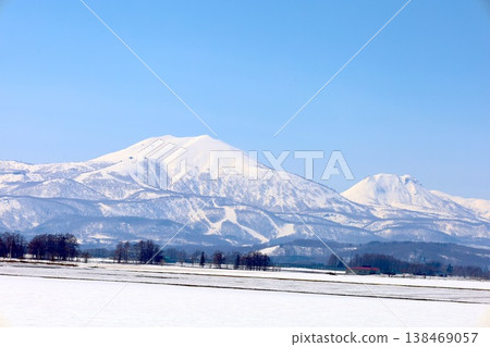 四月初，從北海道尻別市俱知安町可以看到羊蹄山（又稱蝦夷富士山）和二世古安努普利（二世古山脈的一部分，滑雪勝地）。 138469057