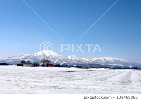 In early April, from Kutchan Town in Shiribeshi, Hokkaido, one can see Mount Yotei, also known as Ezo Fuji, and Niseko Annupuri, part of the Niseko mountain range, a mecca for skiing. 138469060