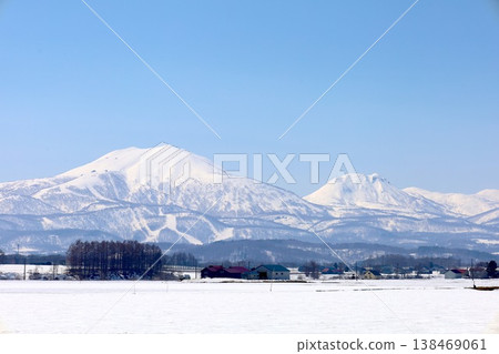 In early April, from Kutchan Town in Shiribeshi, Hokkaido, one can see Mount Yotei, also known as Ezo Fuji, and Niseko Annupuri, part of the Niseko mountain range, a mecca for skiing. 138469061