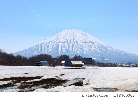 In early April, from Kutchan Town in Shiribeshi, Hokkaido, one can see Mount Yotei, also known as Ezo Fuji, and Niseko Annupuri, part of the Niseko mountain range, a mecca for skiing. In early April, from Kutchan Town in Shiribeshi, Hokkaido, one can see Mount Yotei, also known as Ezo Fuji, and Niseko Annupuri, part of the Niseko mountain range, a mecca for skiing. 138469062