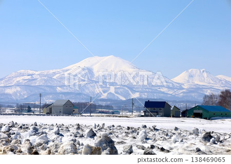 四月初，從北海道尻別市俱知安町可以看到羊蹄山（又稱蝦夷富士山）和二世古安努普利（二世古山脈的一部分，滑雪勝地）。 138469065