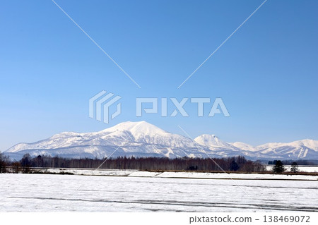 四月初，從北海道尻別市俱知安町可以看到羊蹄山（又稱蝦夷富士山）和二世古安努普利（二世古山脈的一部分，滑雪勝地）。 138469072