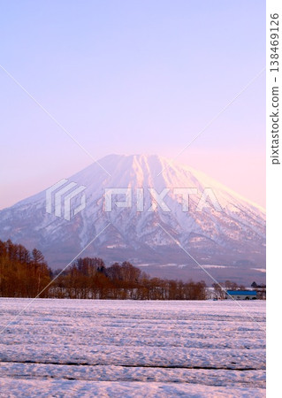 四月初,從北海道尻別市俱知安町可以看到羊蹄山(又稱蝦夷富士山)和二世古安努普利(二世古山脈的一部分,滑雪勝地)。 四月初,從北海道尻別市俱知安町可以看到羊蹄山(又稱蝦夷富士山)和二世古安努普利(二世古山脈的一部分,滑雪勝地)。 138469126