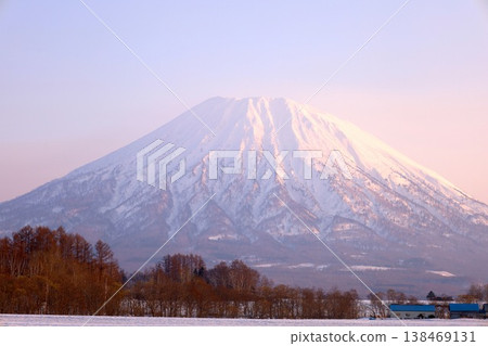 四月初，從北海道尻別市俱知安町可以看到羊蹄山（又稱蝦夷富士山）和二世古安努普利（二世古山脈的一部分，滑雪勝地）。 138469131