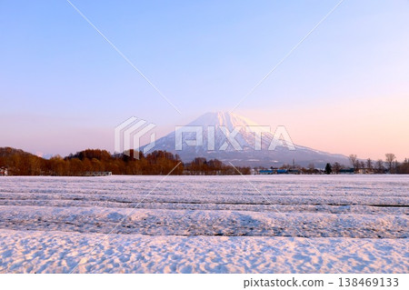 四月初，從北海道尻別市俱知安町可以看到羊蹄山（又稱蝦夷富士山）和二世古安努普利（二世古山脈的一部分，滑雪勝地）。 138469133