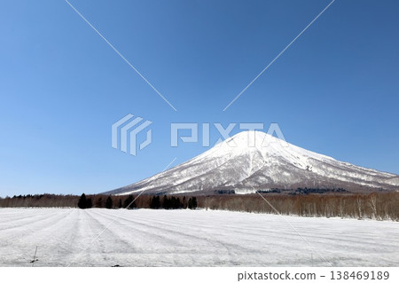 四月初，北海道尻別市，二世古，晴空萬裡，春天來了，蝦夷富士山，羊蹄山，真芻村，日本百合球莖產量最高的村莊。 138469189