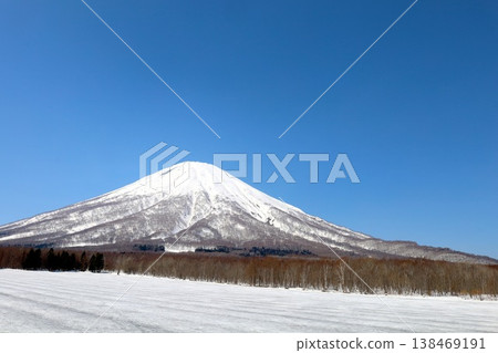 四月初，北海道尻別市，二世古，晴空萬裡，春天來了，蝦夷富士山，羊蹄山，真芻村，日本百合球莖產量最高的村莊。 138469191