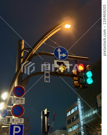 福井市夜晚的交通號誌燈 福井市夜晚的交通號誌燈 138469205
