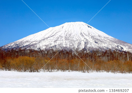 四月初，北海道尻別市，二世古，晴空萬裡，春天來了，蝦夷富士山，羊蹄山，真芻村，日本百合球莖產量最高的村莊。 138469207