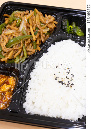 美味的青椒肉絲中式便當 美味的青椒肉絲中式便當 138469272