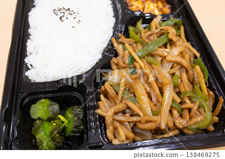 美味的青椒肉絲中式便當 美味的青椒肉絲中式便當 138469275
