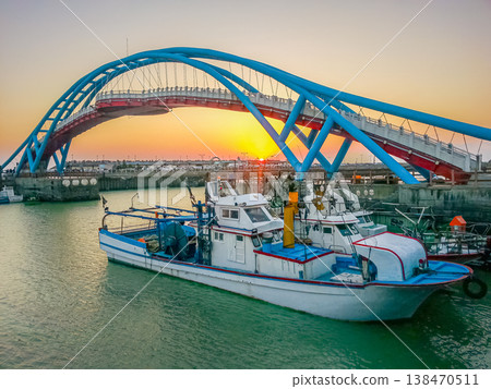 Yongan Fishing Harbor Bridge at Sunset in Taoyuan, Taiwan 138470511