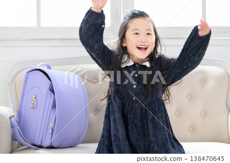 一位面帶微笑的日本女孩坐在沙發前 一位面帶微笑的日本女孩坐在沙發前 138470645