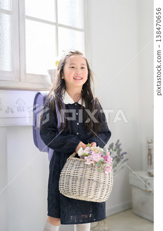 窗邊站著一位手提籃子的日本女孩。 窗邊站著一位手提籃子的日本女孩。 138470656