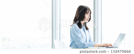 Woman using a computer / business woman 138470666