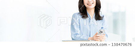 Smiling woman/businesswoman using a smartphone 138470676