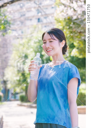 一位提供保濕的年輕女士 一位提供保濕的年輕女士 138471750