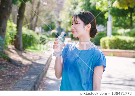 一位提供保濕的年輕女士 一位提供保濕的年輕女士 138471773