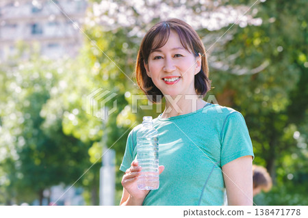 中間女性保濕 中間女性保濕 138471778