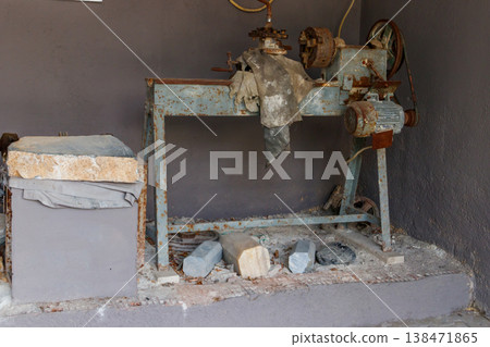 Old rusty turning lathe machine for manufacturing stone products in a workshop Old rusty turning lathe machine for manufacturing stone products in a workshop 138471865