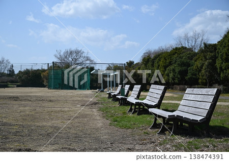 The scene of park benches and a square lined up under the blue sky, the outdoor scene of quiet park benches lined up with no one around, the park on a sunny day 138474391