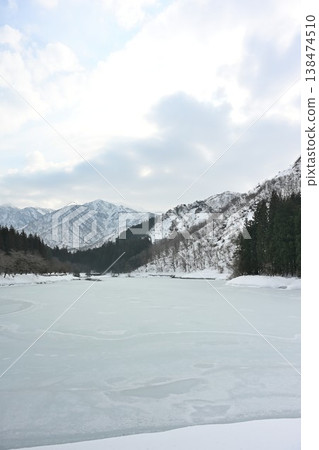 粟岳水廠源頭(新潟縣鴨市)的雪景 粟岳水廠源頭(新潟縣鴨市)的雪景 138474510