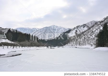 粟岳水廠源頭(新潟縣鴨市)的雪景 粟岳水廠源頭(新潟縣鴨市)的雪景 138474512
