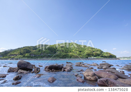 The limited express train "Umisachi Yamasachi" runs along the Iso coast in Sanno, Nichinan City, Miyazaki Prefecture. 138475028
