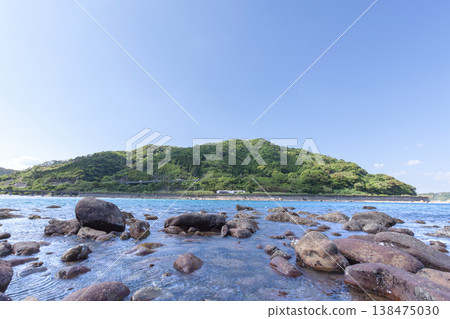 The limited express train "Umisachi Yamasachi" runs along the Iso coast in Sanno, Nichinan City, Miyazaki Prefecture. 138475030