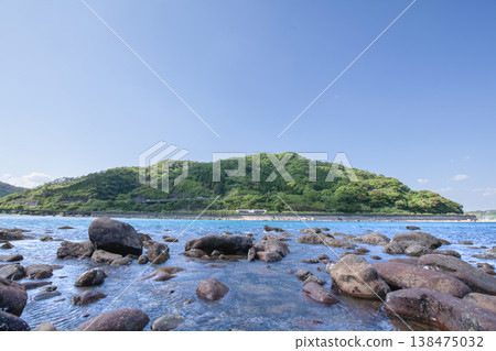The limited express train "Umisachi Yamasachi" runs along the Iso coast in Sanno, Nichinan City, Miyazaki Prefecture. 138475032