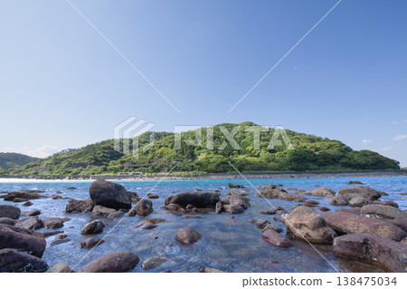 The limited express train "Umisachi Yamasachi" runs along the Iso coast in Sanno, Nichinan City, Miyazaki Prefecture. The limited express train "Umisachi Yamasachi" runs along the Iso coast in Sanno, Nichinan City, Miyazaki Prefecture. 138475034