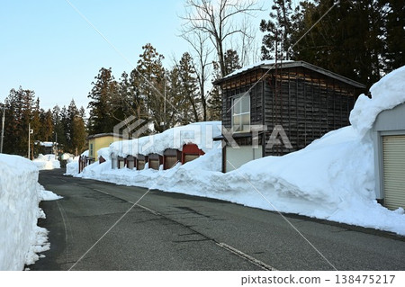 A garage and building buried in snow (Tochio, Nagaoka City, Niigata Prefecture) 138475217