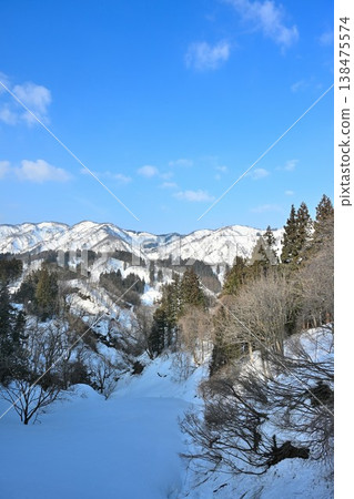 長岡市(新潟縣長岡市)的雪山與鄉村景色 長岡市(新潟縣長岡市)的雪山與鄉村景色 138475574