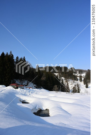 Winter scenery of the terraced rice fields of Raiden (Tochio, Nagaoka City, Niigata Prefecture) Winter scenery of the terraced rice fields of Raiden (Tochio, Nagaoka City, Niigata Prefecture) 138476005