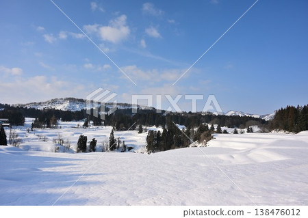 Winter scenery of the terraced rice fields of Raiden (Tochio, Nagaoka City, Niigata Prefecture) Winter scenery of the terraced rice fields of Raiden (Tochio, Nagaoka City, Niigata Prefecture) 138476012