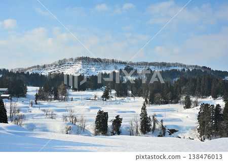 Winter scenery of the terraced rice fields of Raiden (Tochio, Nagaoka City, Niigata Prefecture) Winter scenery of the terraced rice fields of Raiden (Tochio, Nagaoka City, Niigata Prefecture) 138476013