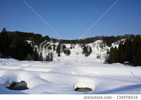Winter scenery of the terraced rice fields of Raiden (Tochio, Nagaoka City, Niigata Prefecture) Winter scenery of the terraced rice fields of Raiden (Tochio, Nagaoka City, Niigata Prefecture) 138476018