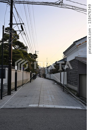 The cobblestone, white-walled street of Furumachi (Chuo Ward, Niigata City, Niigata Prefecture) 138476349